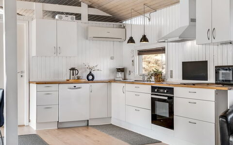 Greta - 2.5Km from the Sea: Køkken, Køkken Apparat, Større Bandage, Countertop, Træ, Gulvbelægning, Cabinetry, Indretning, Husholdningsapparat, Loft