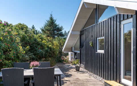 Greta - 2.5Km from the Sea: Træ, Hjem, Veranda, Dæk, Hårdttræ, Tag, Bejdse, Trægulve, Eco Hotel
