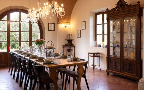 Villa Leone Reale: Møbel, Indretning, Spisestue, Bord, Stol, Træ, Køkken & Spisebord, Gulvbelægning, Lysarmatur, Belysning