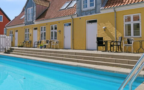 Elemine - 500M from the Sea: Tag, Hus, Hjem, Sommerhus, Dør, Sidespor, Estate, Lawn, Gård, Veranda