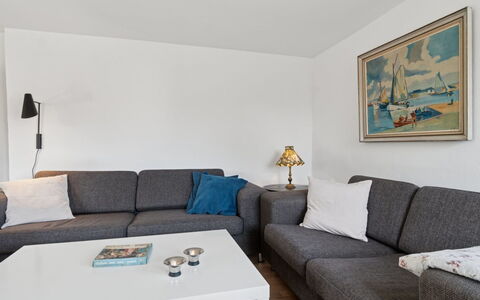 Keld - 350M from the Sea: Møbel, Couch, Indretning, Gulvbelægning, Stue, Etage, Værelse, Bord, Lejlighed
