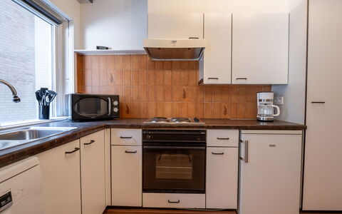 Sealing with Balcony: Køkken, Countertop, Køkken Apparat, Større Bandage, Cabinetry, Køkkenvask, Gulvbelægning, Håndvask, Sanitærarmatur, Indretning