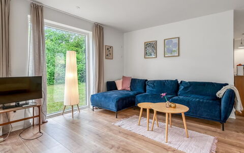 Albina - 650M from the Sea: Møbel, Gulvbelægning, Indretning, Træ, Trægulve, Etage, Couch, Stue, Lejlighed, Hjem