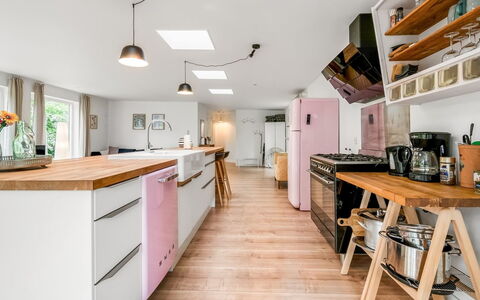 Albina - 650M from the Sea: Køkken, Indretning, Møbel, Gulvbelægning, Countertop, Træ, Køkken Apparat, Større Bandage, Etage, Loft