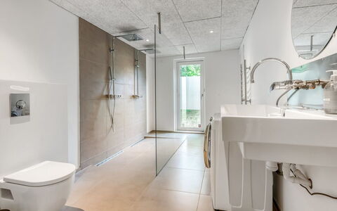 Albina - 650M from the Sea: Gulvbelægning, Etage, Loft, Sanitærarmatur, Indretning, Badeværelse, Lysarmatur, Vvs, Flise