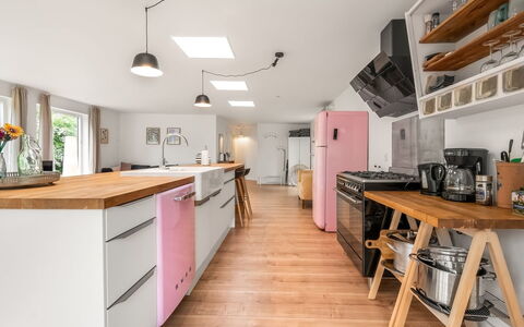Albina - 650M from the Sea: Køkken, Indretning, Møbel, Countertop, Køkken Apparat, Gulvbelægning, Større Bandage, Træ, Etage, Loft