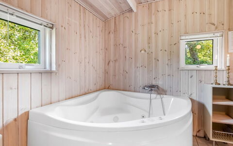 Tatianna - 100M from the Sea: Træ, Hjem, Veranda, Dæk, Hårdttræ, Tag, Bejdse, Trægulve, Eco Hotel