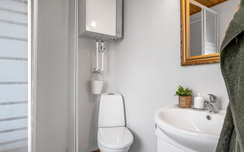 Annalia - 400M from the Sea: Toiletbræt, Sanitærarmatur, Væg, Toilet, Gulvbelægning, Badeværelse, Etage, Træ, Badeværelsesvask, Indretning