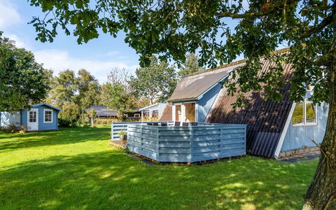 Annalia - 400M from the Sea: Græs, Land Lot, Sommerhus, Landdistrikt, Lawn, Have, Skygge, Garden Bygninger, Eng, Gård
