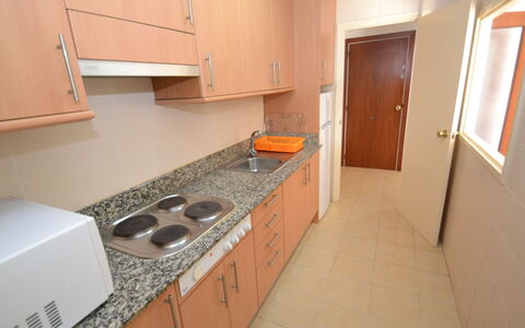 Cambrils 185: Cabinetry, Køkken Apparat, Køkken, Komfur, Træ, Countertop, Cooktop, Husholdningsapparat, Gulvbelægning, Indretning