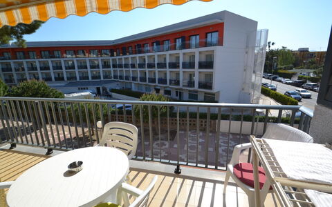 Cambrils 185: Himmel, Ejendom, Møbel, Bord, Plante, Arkitektur, Bygning, Stol, Udendørs Møbler, Skygge