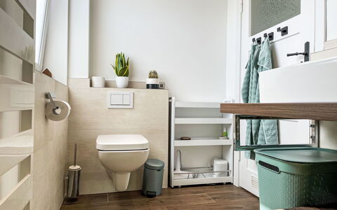 Meerhaus: Toiletbræt, Toilet, Gulvbelægning, Væg, Sanitærarmatur, Indretning, Etage, Badeværelse, Vvs, Badeværelsesskab