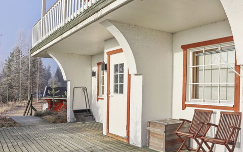 Mukalilla, Paritalo Sis Loppusiivouksen: Træ, Loft, Hårdttræ, Gelænder, Trappe, Veranda, Bejdse, Skydevindue, Trægulve, Maling