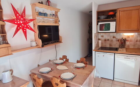 Chalets D'Or D: Møbel, Etage, Indretning, Gulvbelægning, Lejlighed, Stol, Køkken & Spisebord, Glas, Skygge, Altan
