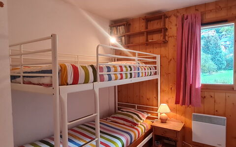 Chalets D'Or D: Møbel, Etage, Indretning, Gulvbelægning, Lejlighed, Stol, Køkken & Spisebord, Glas, Skygge, Altan