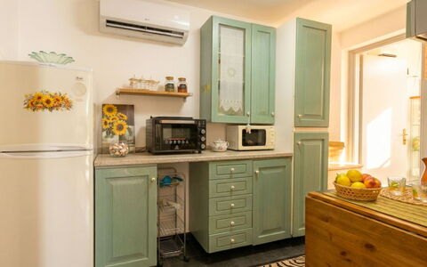 Il Girasole: Cabinetry, Møbel, Køkken, Indretning, Køkken Apparat, Countertop, Træ, Større Bandage, Gulvbelægning, Skab