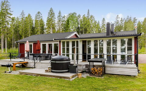 Jönsamåla: Sommerhus, Gård, Sidespor, Veranda, Bjælkehytte, Backyard, Udendørs Møbler, Udendørs Struktur, Garden Bygninger