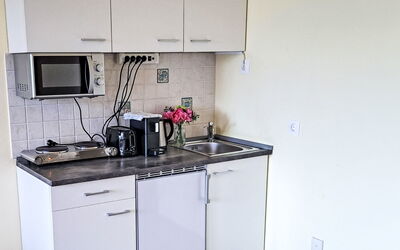 Wohnung 414 Bergblick 1.7: Køkken Apparat, Køkken, Countertop, Køkkenvask, Større Bandage, Cabinetry, Håndvask, Sanitærarmatur, Husholdningsapparat, Lille Apparat