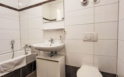 Modernes Apartment in Magdeburg: Sanitærarmatur, Gulvbelægning, Etage, Indretning, Badeværelsesvask, Håndvask, Badeværelse, Tap, Toilet, Værelse