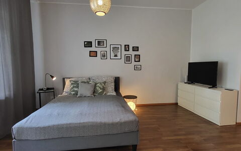 Modernes Apartment in Magdeburg: Seng, Møbel, Soveværelse, Sengetøj, Indretning, Etage, Gulvbelægning, Sengetøj, Træ, Værelse