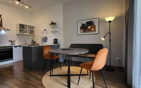 Modernes Apartment in Magdeburg: Møbel, Indretning, Gulvbelægning, Etage, Væg, Træ, Stol, Værelse, Loft, Bord