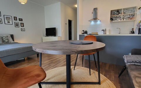 Modernes Apartment in Magdeburg: Møbel, Indretning, Gulvbelægning, Etage, Træ, Bord, Stol, Værelse, Belysning, Køkken & Spisebord