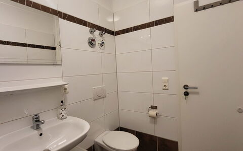 Modernes Apartment in Magdeburg: Væg, Gulvbelægning, Sanitærarmatur, Indretning, Etage, Badeværelse, Badeværelsesvask, Håndvask, Tap, Vvs