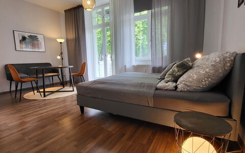 Modernes Apartment in Magdeburg: Indretning, Gulvbelægning, Etage, Møbel, Træ, Soveværelse, Seng, Textile, Trægulve, Værelse