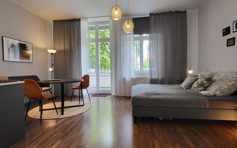 Modernes Apartment in Magdeburg: Møbel, Indretning, Gulvbelægning, Etage, Træ, Trægulve, Vinduet Dækker, Hjem, Loft, Værelse
