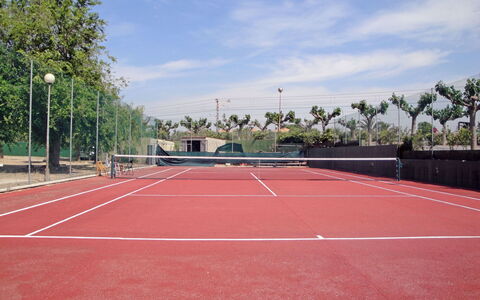Reus Mediterrani: Sky, Plante, Himmel, Tennisbane, Træ, Skygge, Græs, Gulvbelægning, Tennis, Etage