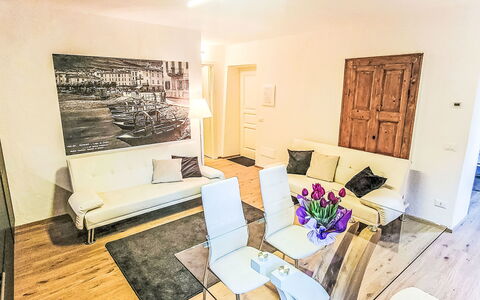 La Scaletta: Møbel, Indretning, Gulvbelægning, Etage, Couch, Træ, Trægulve, Værelse, Stue, Loft
