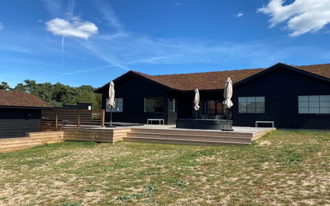 Adia - 650M from the Sea: Estate, Skygge, Indkørsel, Stuehus