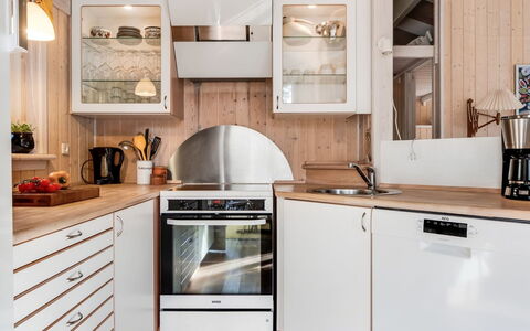 Siegfried - 400M from the Sea: Køkken Apparat, Køkken, Større Bandage, Indretning, Træ, Countertop, Gulvbelægning, Møbel, Husholdningsapparat, Cabinetry