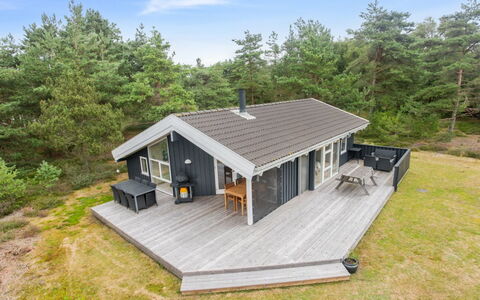 Siegfried - 400M from the Sea: Svømmepøl, Udendørs Møbler, Møbel, Udvej, Flise, Eco Hotel, Skygge, Stol, Fritid, Estate