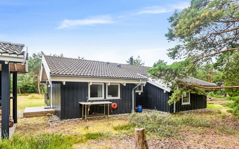Siegfried - 400M from the Sea: Svømmepøl, Udendørs Møbler, Møbel, Udvej, Flise, Eco Hotel, Skygge, Stol, Fritid, Estate