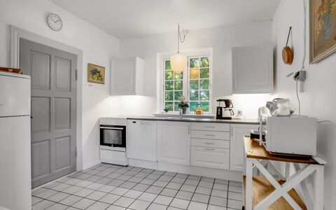 Iivo - 1.3Km from the Sea: Bygning, Hus, Boligområde, Hjem, Busk, Tag, Sommerhus, Estate, Have