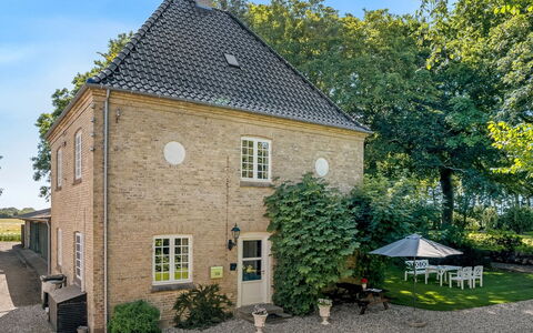 Iivo - 1.3Km from the Sea: Hus, Busk, Tag, Hjem, Dør, Sommerhus, Estate, Skydevindue, Have, Stuehus