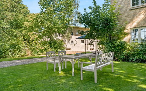 Iivo - 1.3Km from the Sea: Møbel, Udendørs Møbler, Busk, Stol, Have, Skygge, Bunddække, Udendørs Bord, Lawn, Backyard