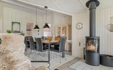 Frederikke - 875M from the Sea: Gulvbelægning, Træ, Etage, Indretning, Loft, Trægulve, Møbel, Hjem, Værelse, Stue