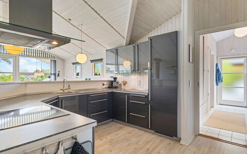 Frederikke - 875M from the Sea: Træ, Loft, Indretning, Gulvbelægning, Trægulve, Køkken, Etage, Lysarmatur, Countertop, Hjem