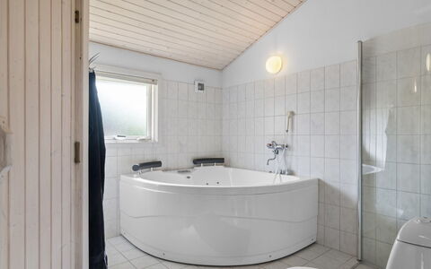 Frederikke - 875M from the Sea: Gulvbelægning, Sanitærarmatur, Etage, Indretning, Loft, Badeværelse, Badekar, Vvs, Tap, Kompositmateriale