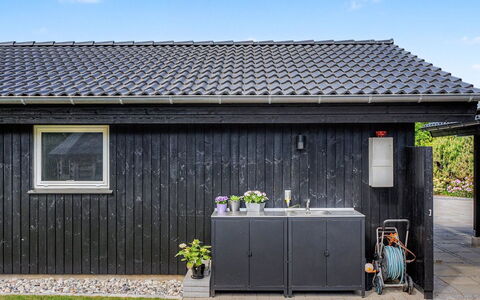 Frederikke - 875M from the Sea: Træ, Sidespor, Skur, Dør, Garden Bygninger, Have, Gård, Hårdttræ, Design, Blomsterkrukke