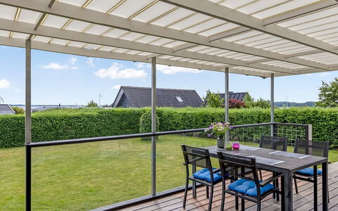 Nielsine - 250M from the Sea: Udendørs Møbler, Møbel, Skygge, Kompositmateriale, Udendørs Bord, Metal, Glas, Have, Udendørs Struktur, Gårdhave