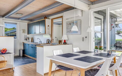 Nielsine - 250M from the Sea: Træ, Gulvbelægning, Indretning, Møbel, Loft, Køkken, Køkken & Spisebord, Trægulve, Stol, Hårdttræ