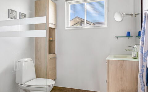 Nielsine - 250M from the Sea: Sanitærarmatur, Toiletbræt, Toilet, Etage, Træ, Gulvbelægning, Indretning, Badeværelse, Vvs, Håndvask