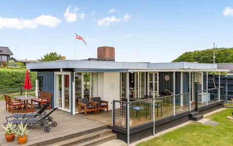 Nielsine - 250M from the Sea: Dør, Veranda, Skygge, Estate, Design, Udendørs Struktur, Altan, Gård, Dæk, Hårdttræ