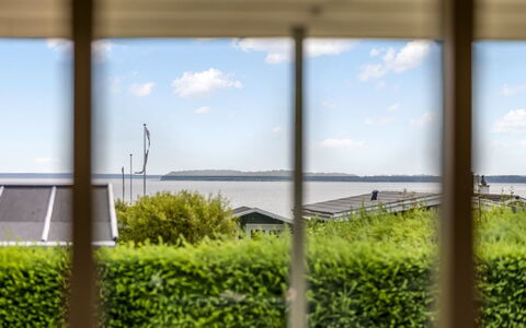 Nielsine - 250M from the Sea: Glas, Sollys, Skygge, Ocean, Dagslys, Eco Hotel, Hegn, Altan, Aluminium