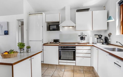 Rouwen - 120M from the Sea: Køkken, Køkken Apparat, Countertop, Større Bandage, Cabinetry, Indretning, Husholdningsapparat, Gulvbelægning, Loft, Møbel