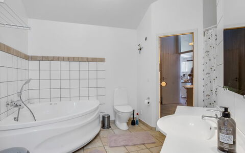 Rouwen - 120M from the Sea: Indretning, Gulvbelægning, Sanitærarmatur, Etage, Loft, Badeværelse, Badekar, Værelse, Vvs, Belysning