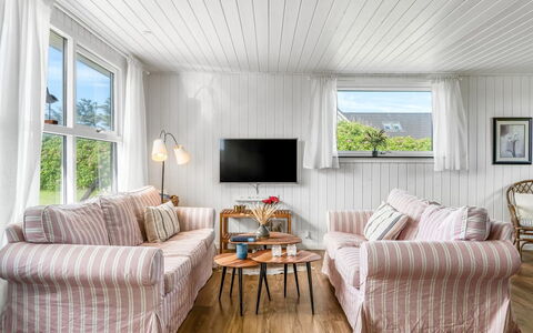 Leonard - 130M from the Sea: Indretning, Møbel, Træ, Gulvbelægning, Loft, Couch, Etage, Stue, Trægulve, Hjem